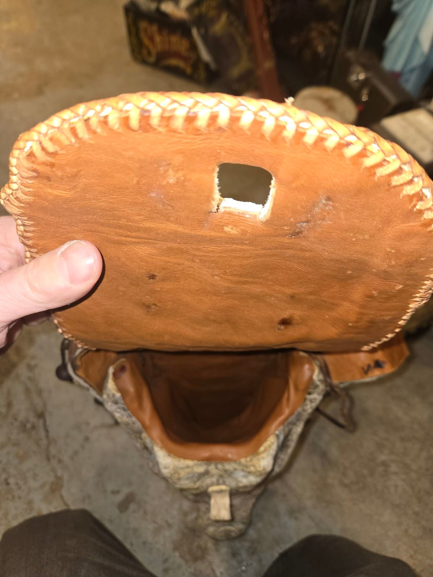 Sacoche vintage en peau de crocodile blanchi.