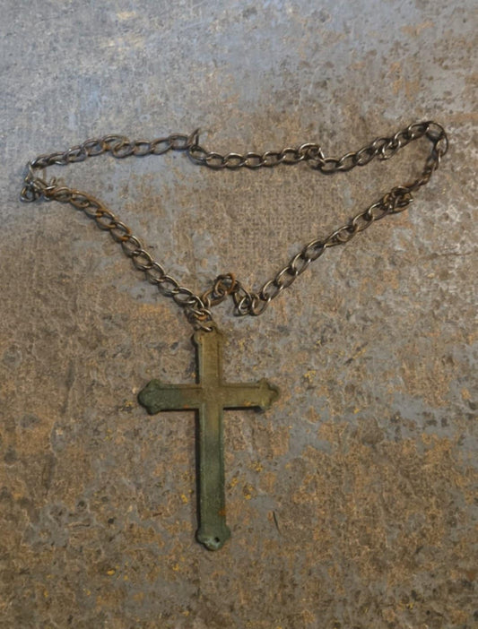 Grand crucifix en métal.