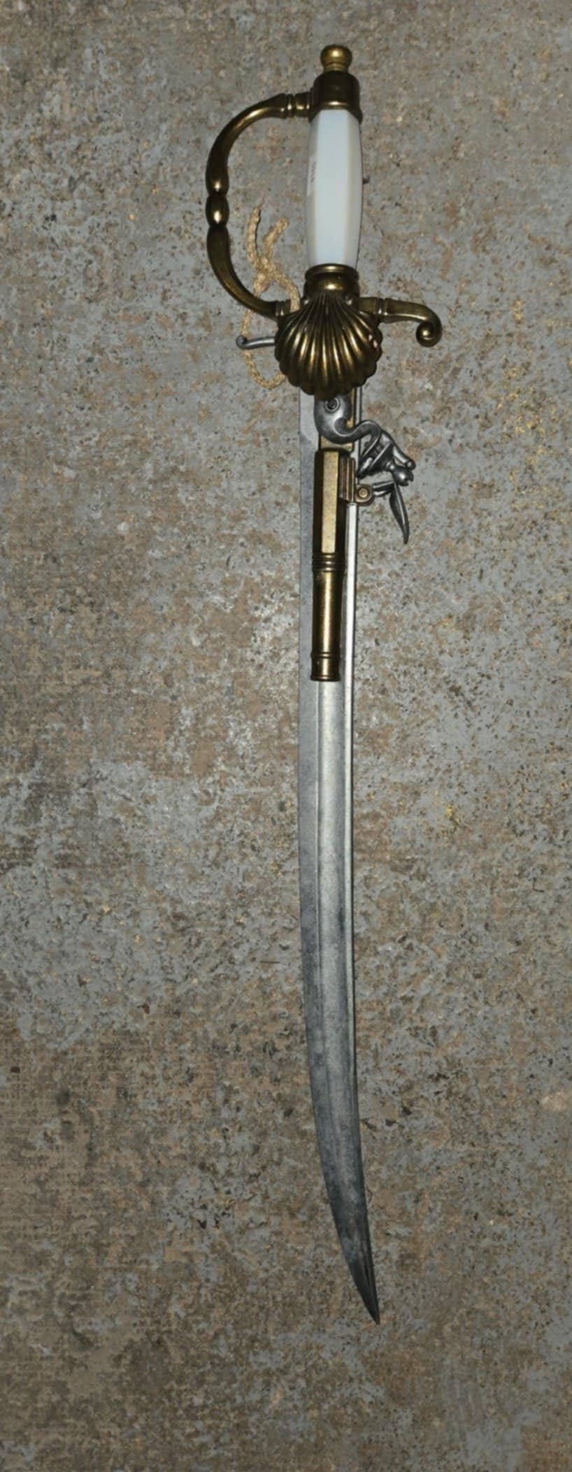 Sabre antique combiné à un pistolet