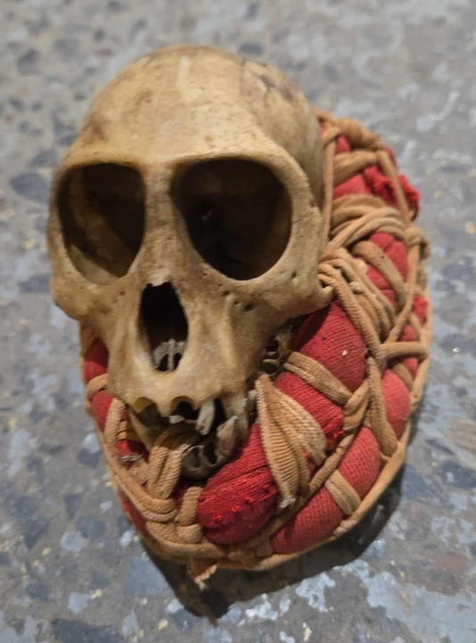 Fétiche vaudou antique panier rituel de purification.