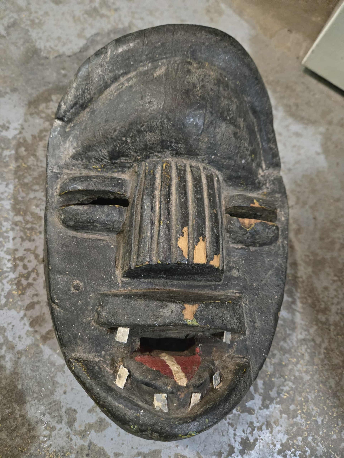 Masque africain rituel antique en bois.