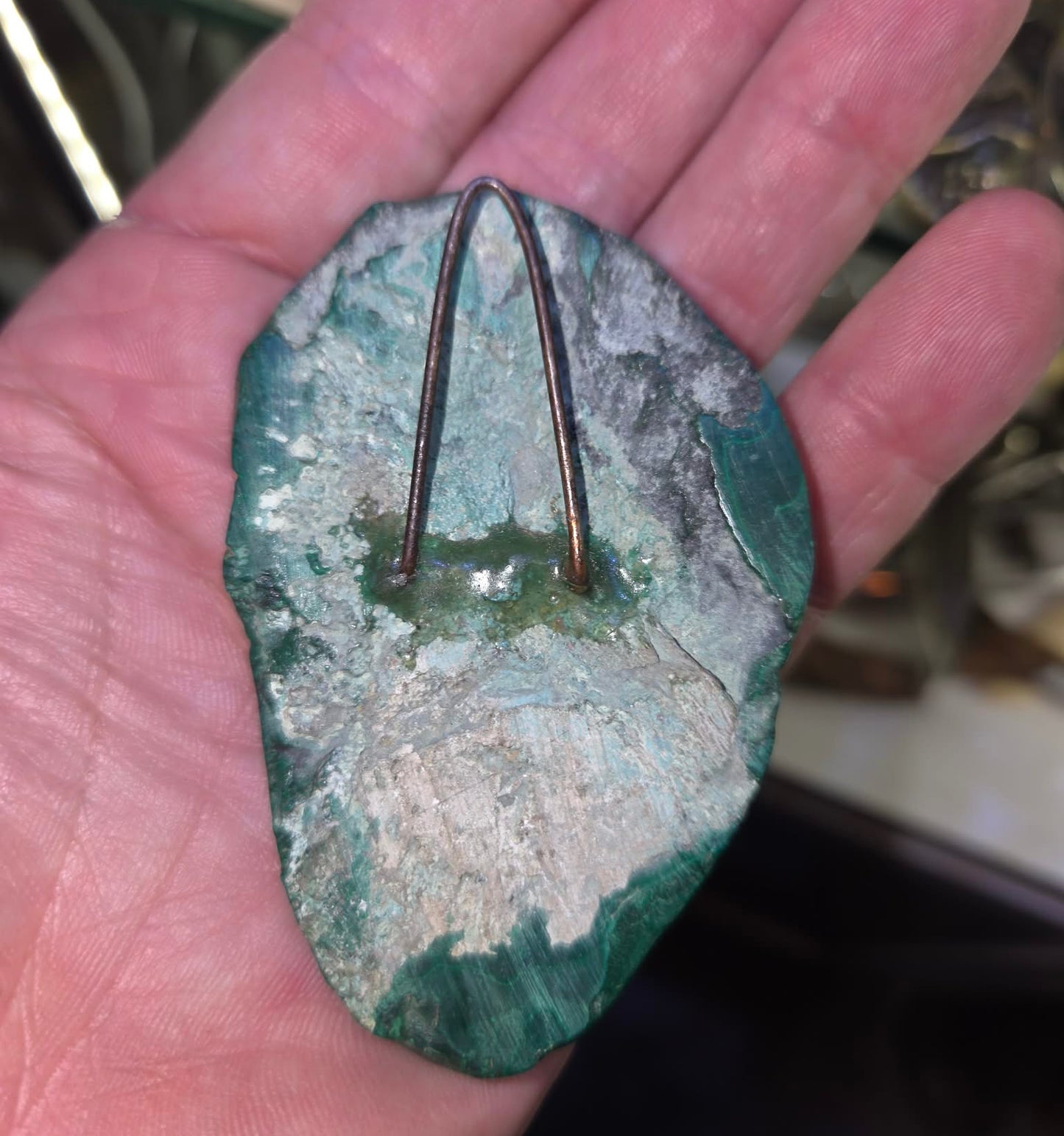 Petite sculpture en malachite polie