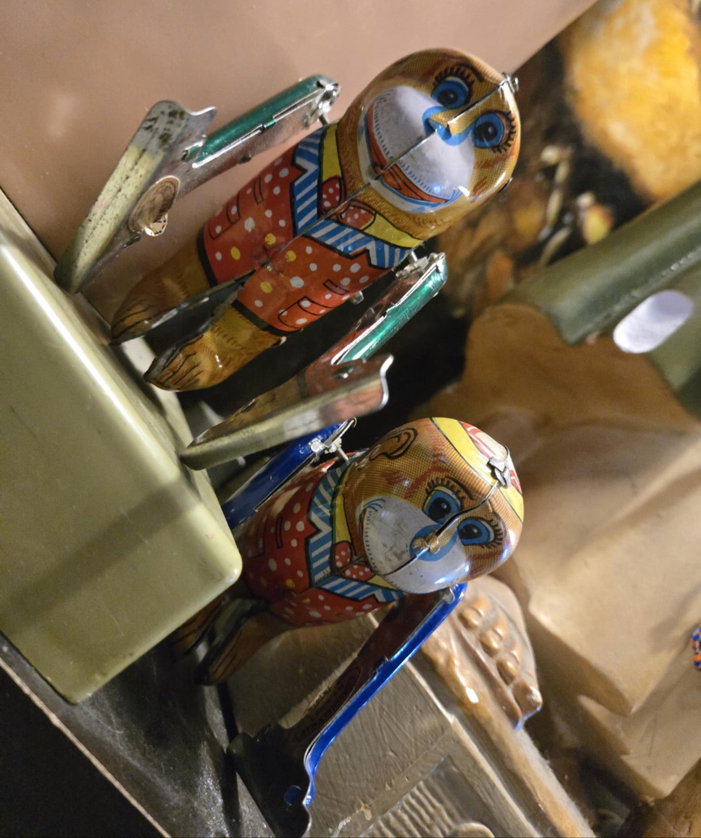 Jouets vintage singes en métal