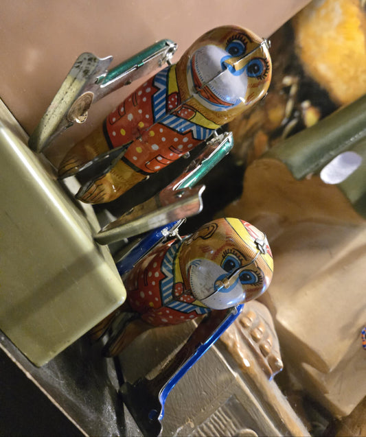 Jouets vintage singes en métal