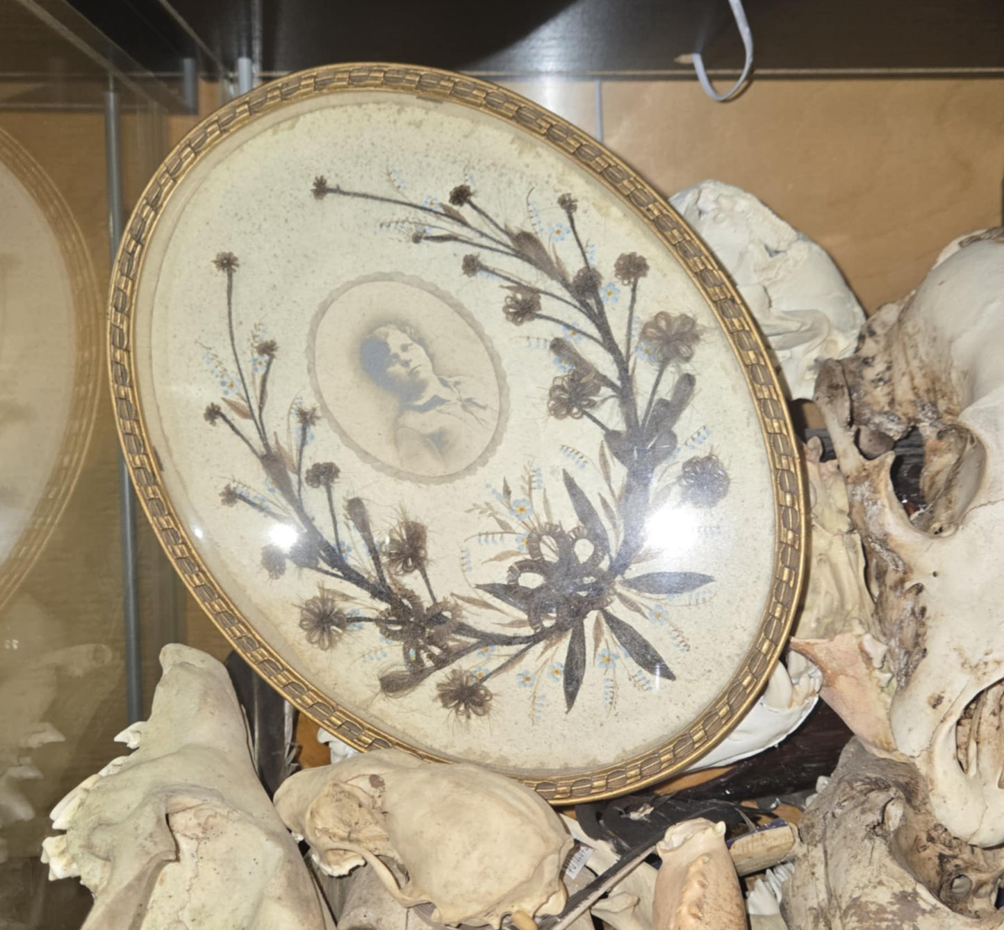 Cadre souvenir antique fait en cheveux humains