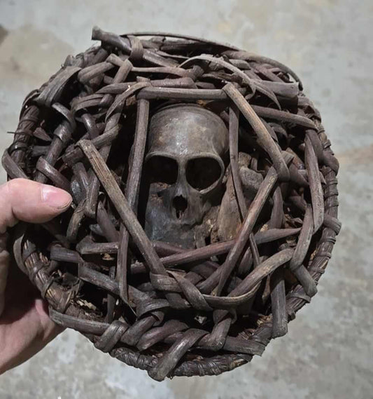Fétiche vaudou antique, panier rituel de purification.