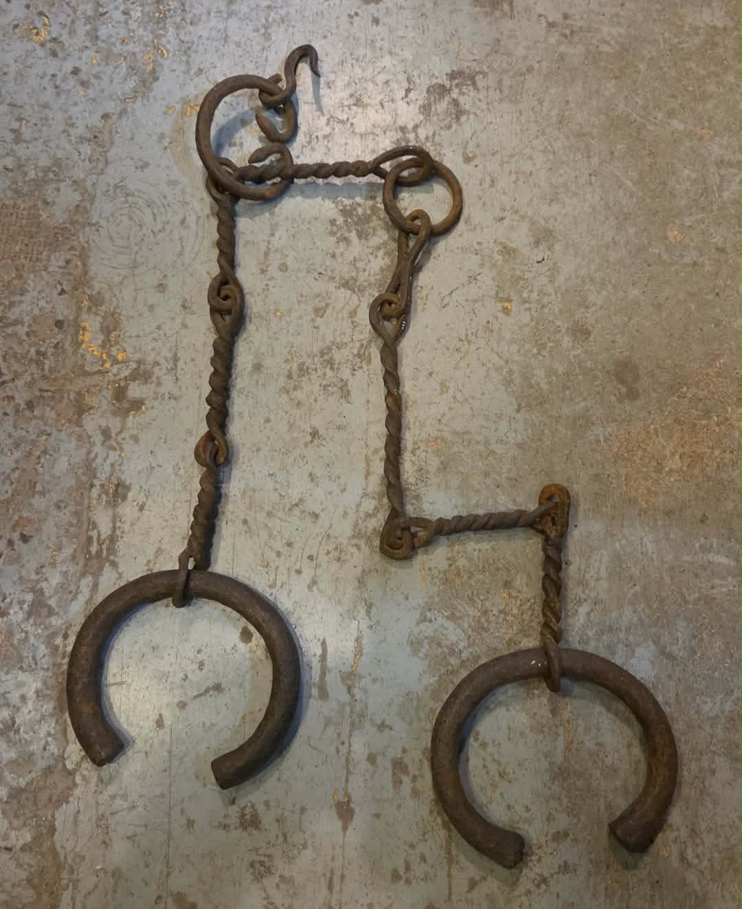 Menottes antique forgées à la main.