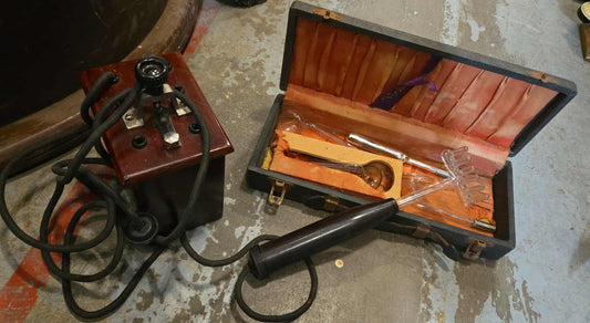 Appareil d’électrothérapie portable antique fonctionnel