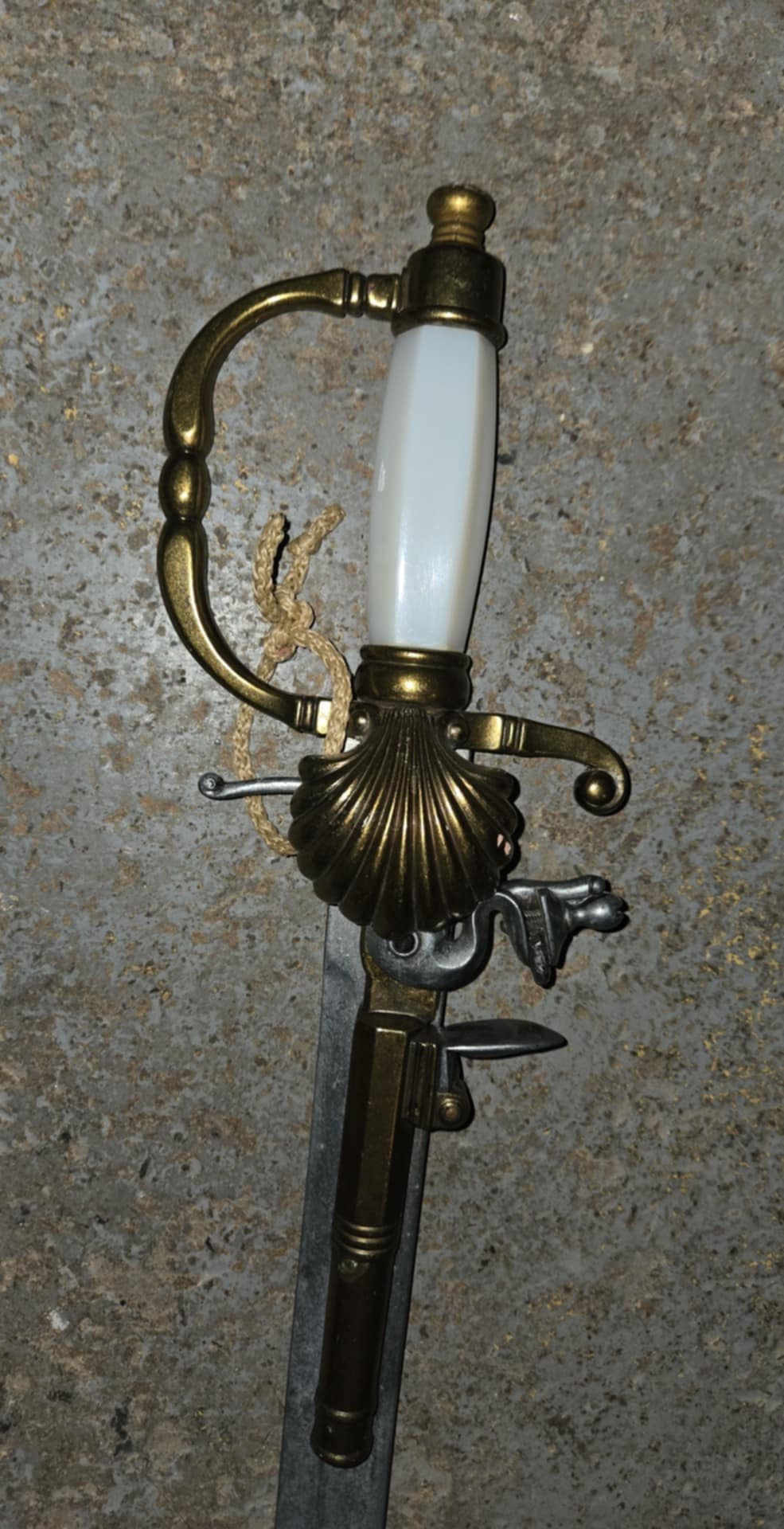Sabre antique combiné à un pistolet