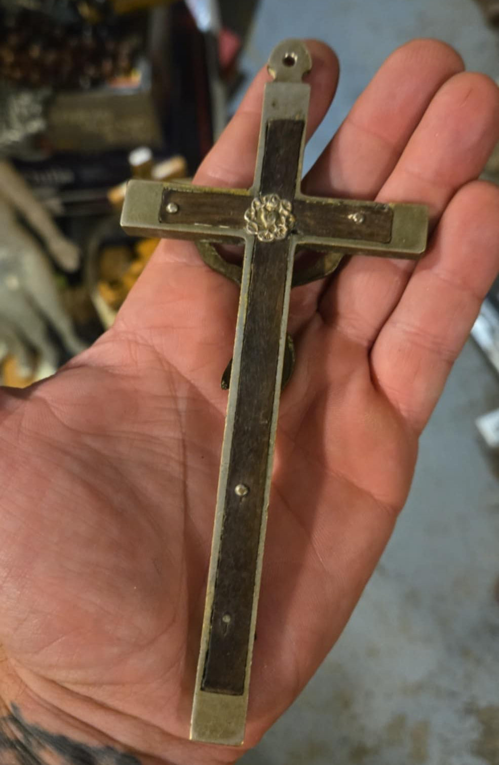 Crucifix en laiton avec crâne