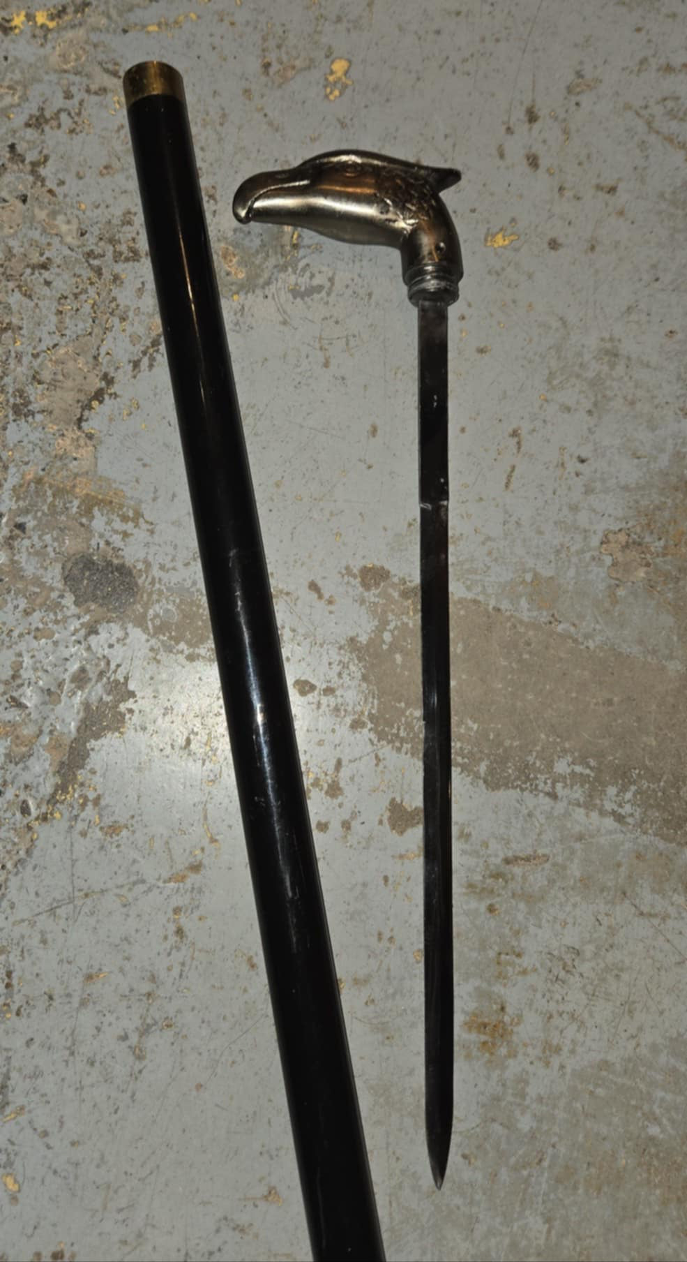 Cane épée à tête d'aigle en métal