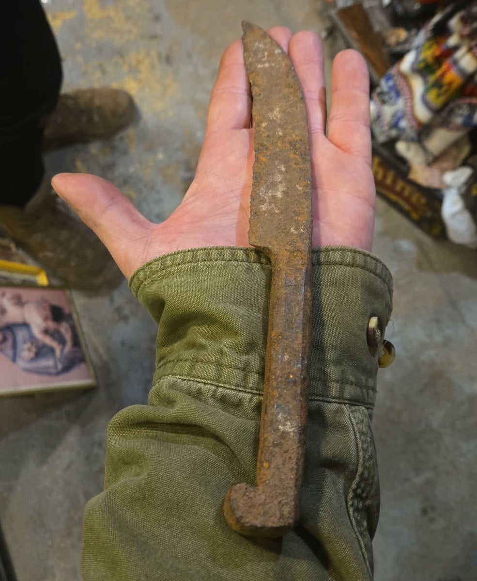 Couteau forgé à partir d'un clou de chemin de fer