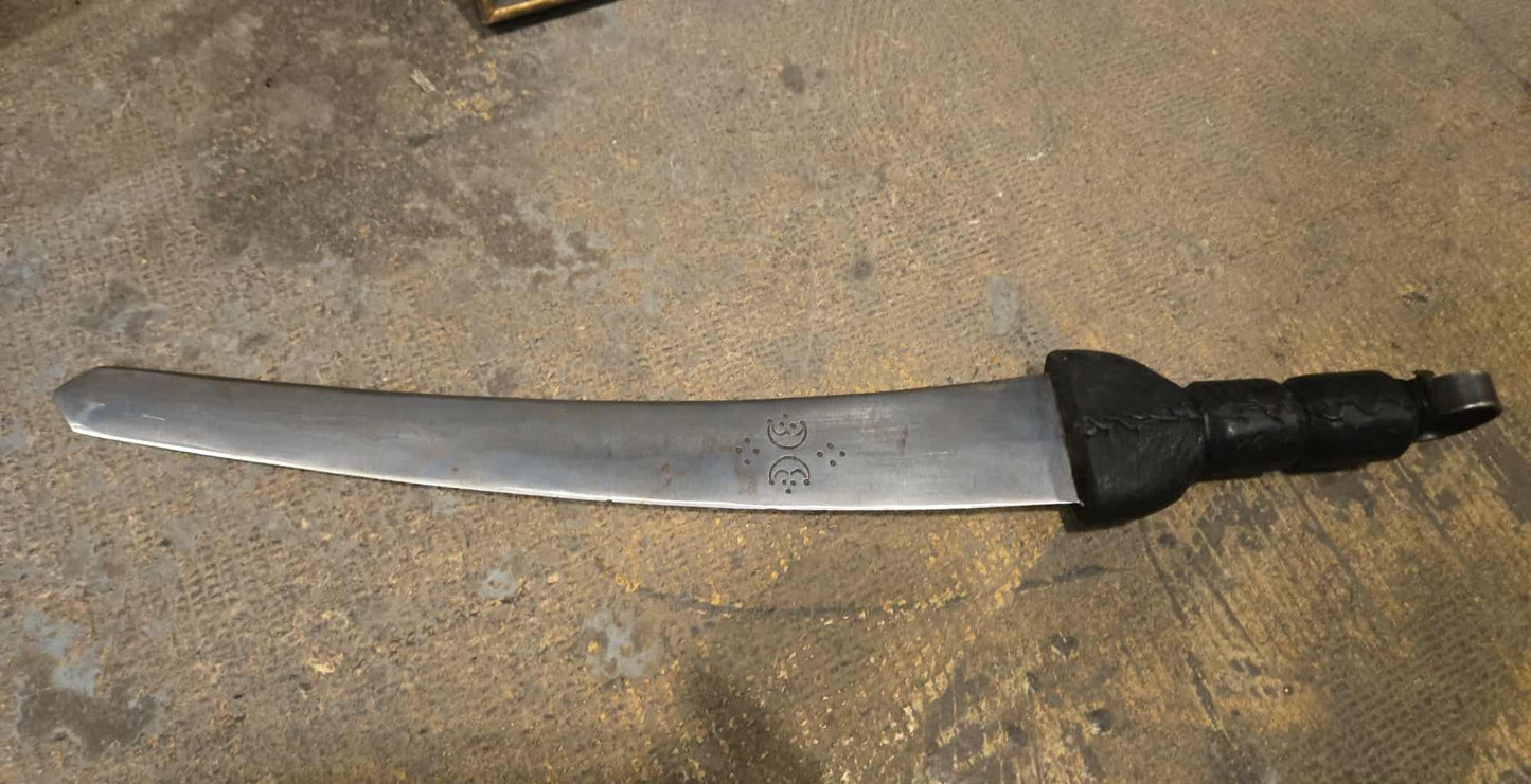 Sabre vintage à lame courbe du Niger.