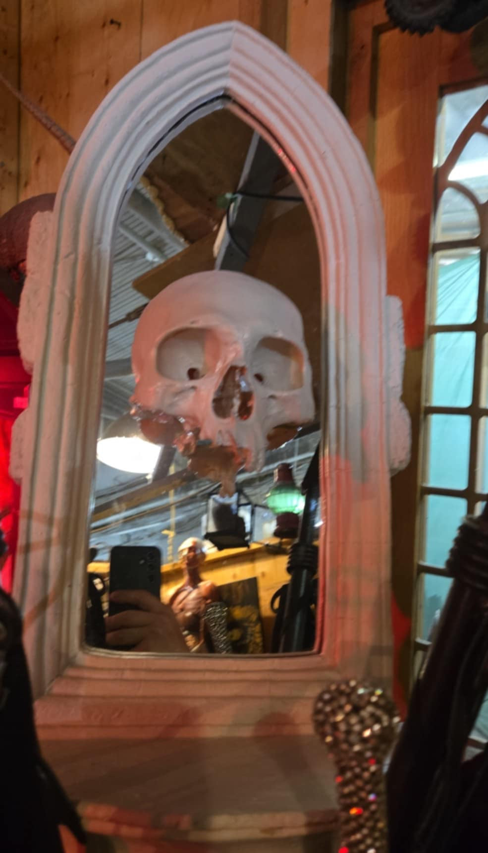 Sculpture crâne dans un miroir blanc par une artiste