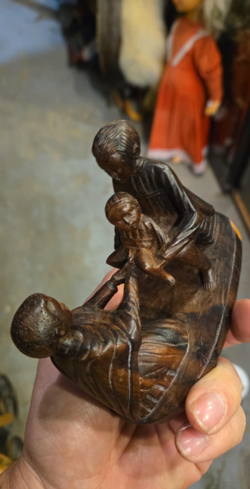 Sculpture de bois vintage démontrant une circoncision