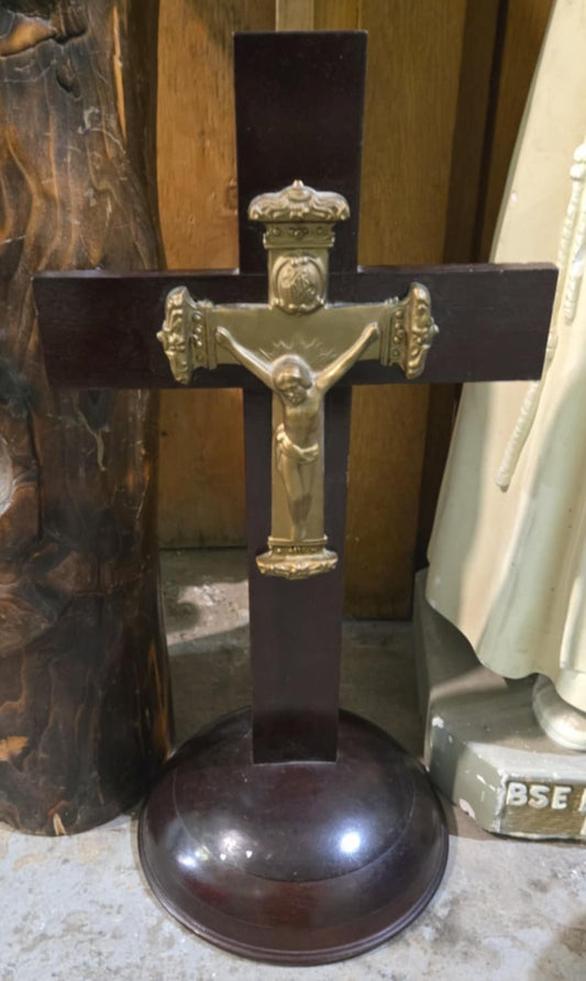 Grand crucifix antique en métal sur support et socle en bois