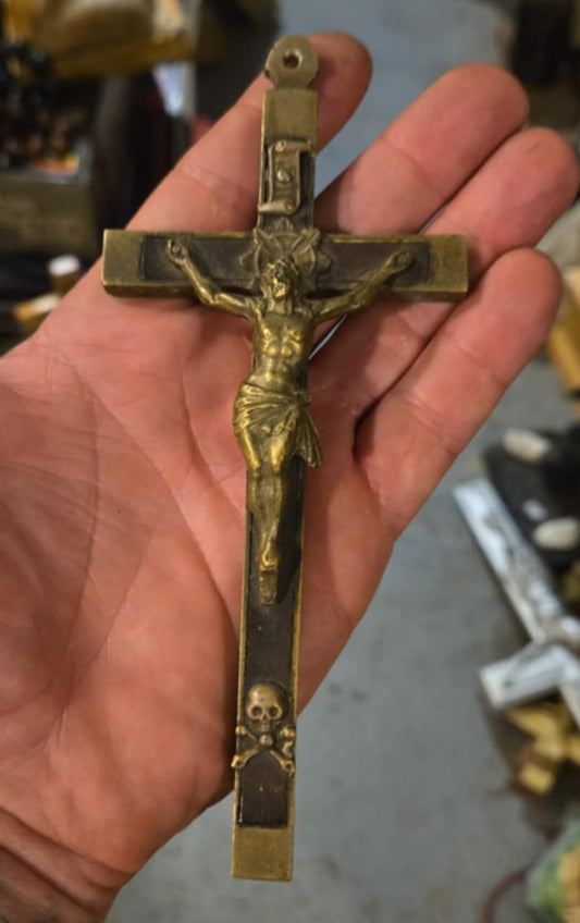 Crucifix en laiton avec crâne