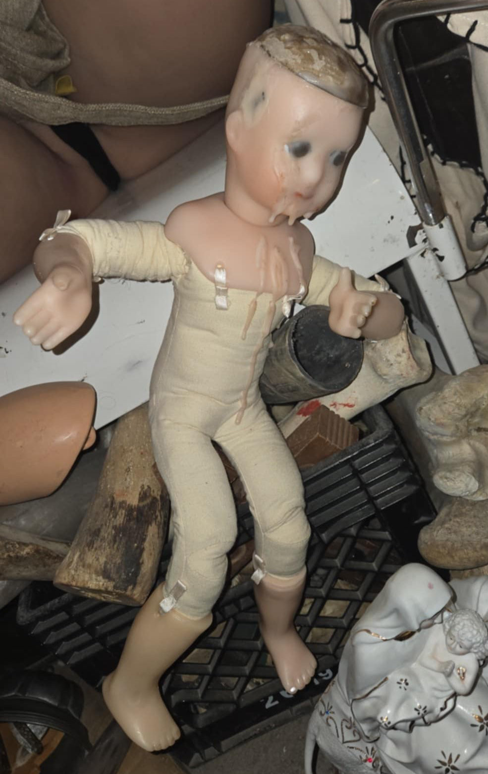 Poupée antique accidentée