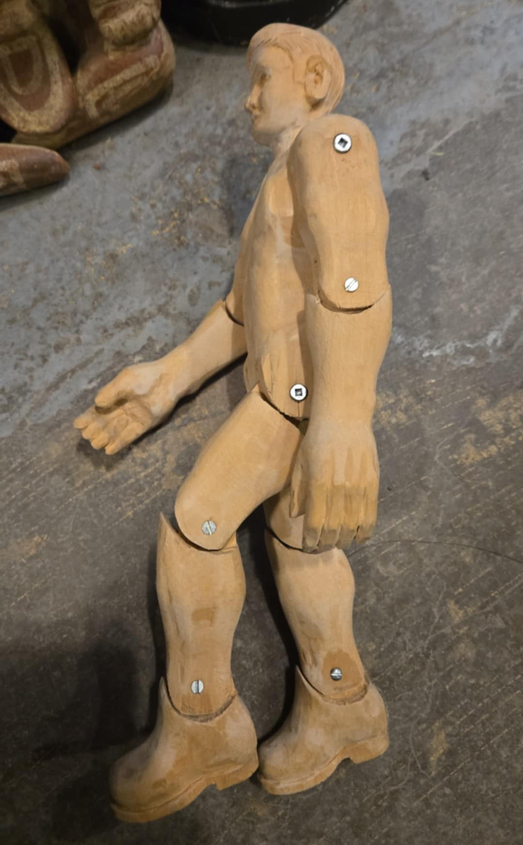 Pantin en bois sculpté par un artiste