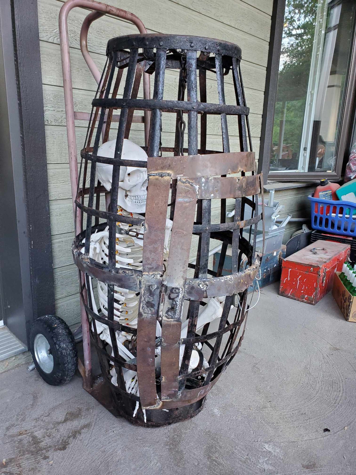 Cage de fer suspendue
