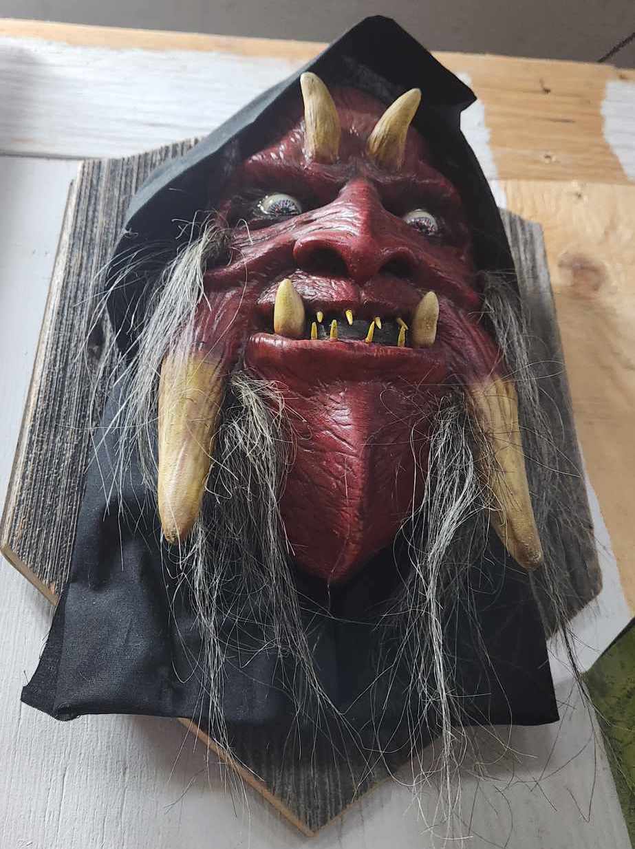 Masque Red Hooded Fear sur socle