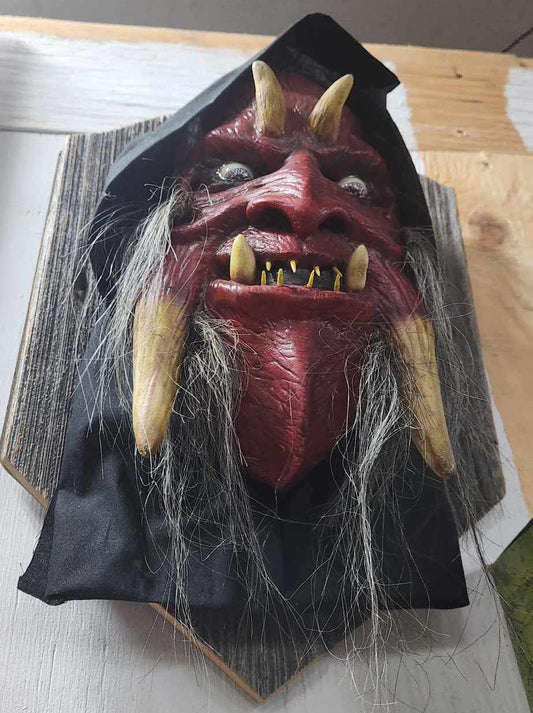 Masque Red Hooded Fear sur socle