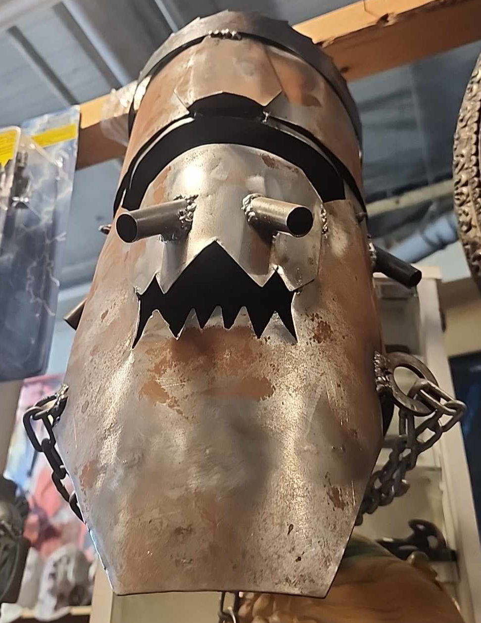 Masque / casque de métal