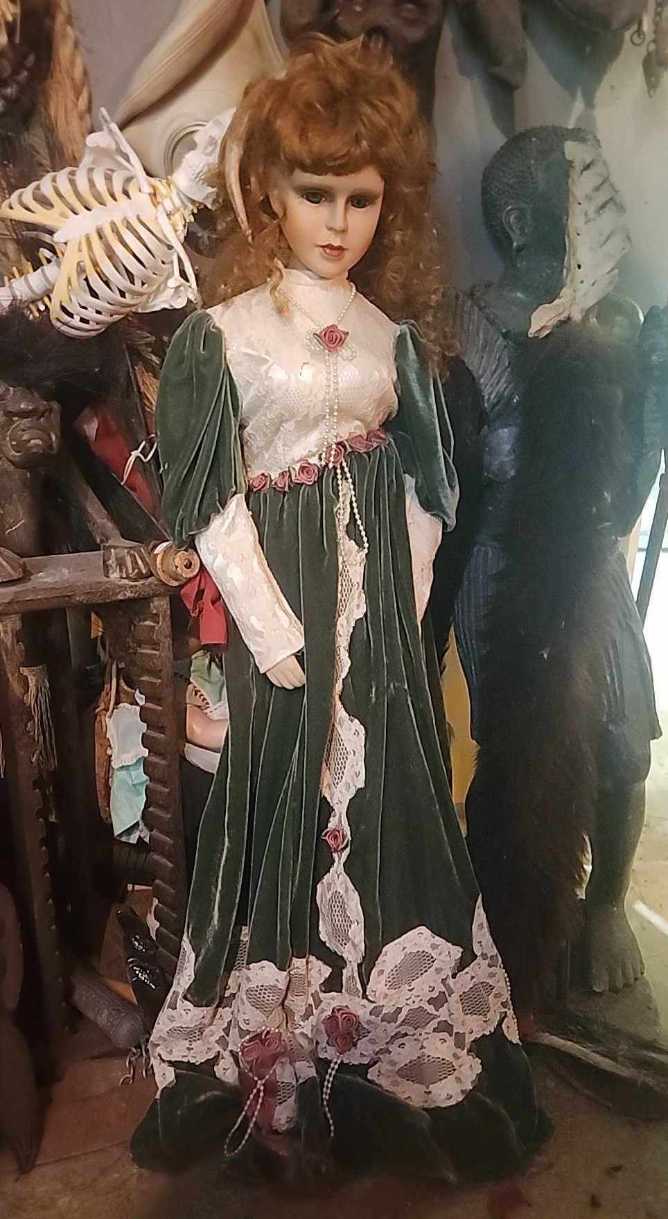 Poupée antique à la robe verte