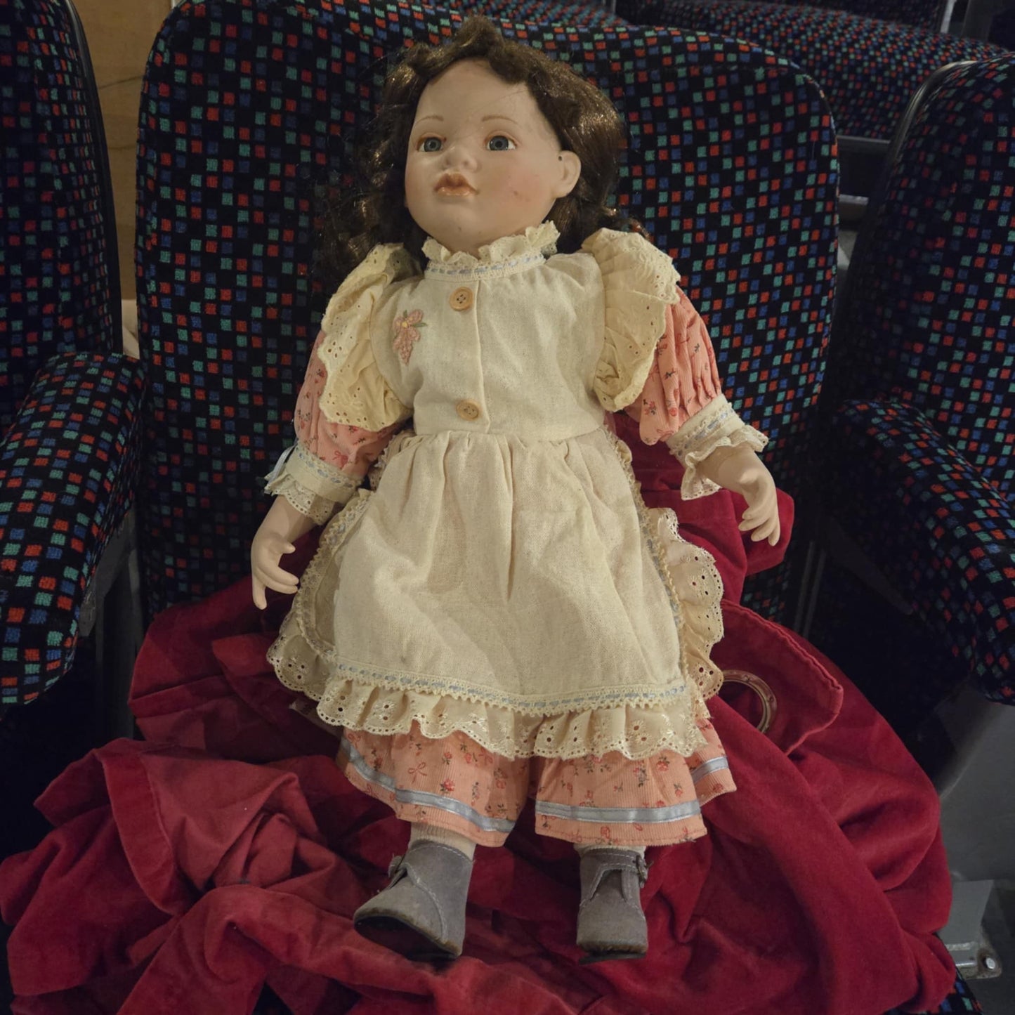 Poupée ancienne en robe