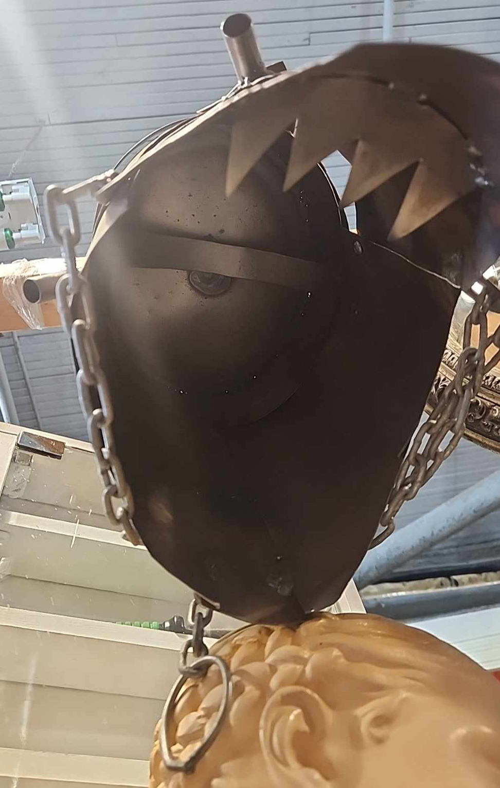 Masque / casque de métal