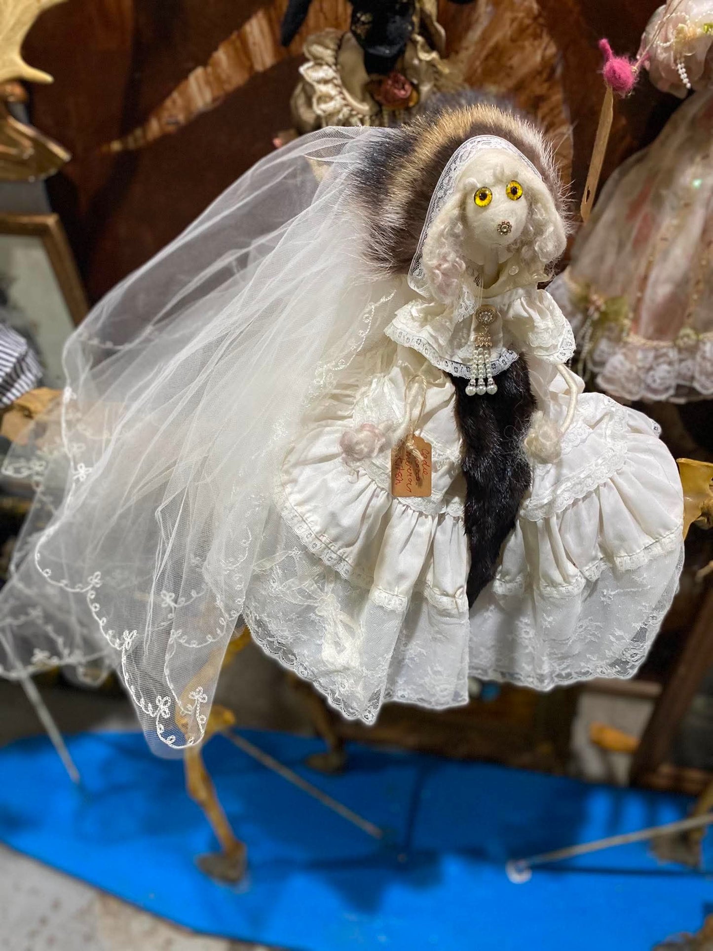 Poupée sculpture créée par l'artiste Ann-Aumalie Sauvage