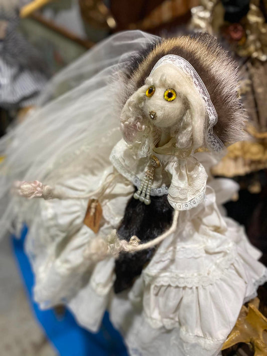 Poupée sculpture créée par l'artiste Ann-Aumalie Sauvage