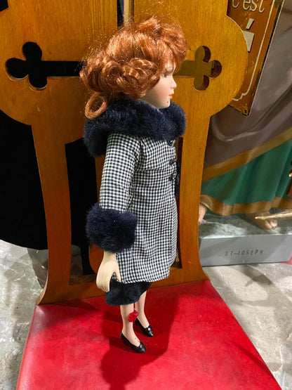 Poupée vintage rehaussée par une artiste