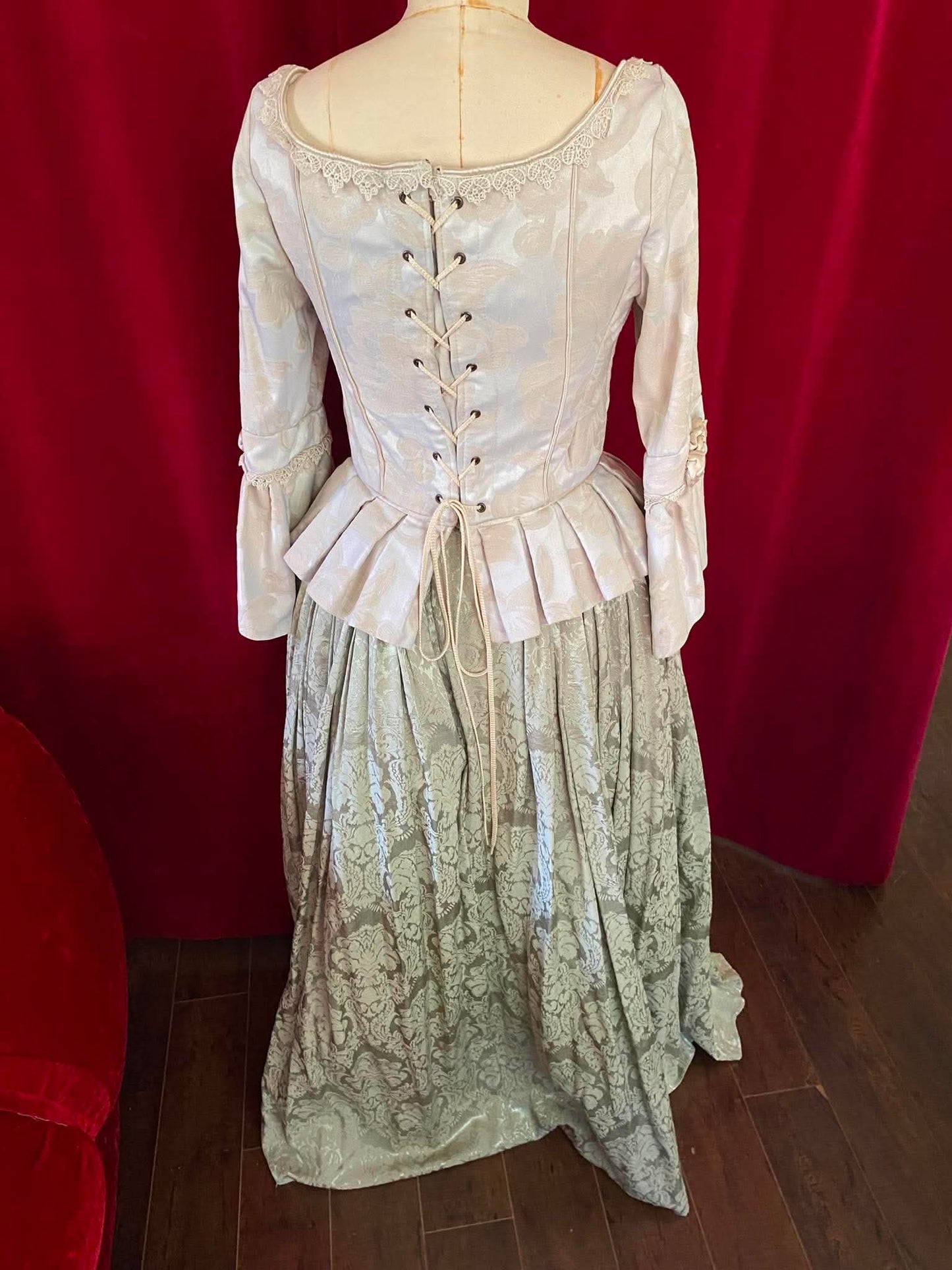 Robe de style géorgien ou de la Renaissance