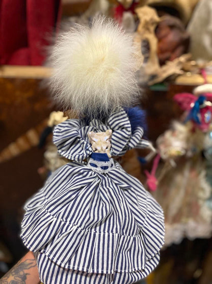 Poupée artisanale par l'artiste Ann-Aumalie Sauvage.