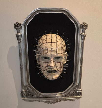 Sculpture tête de Pinhead Hellraiser encadrée