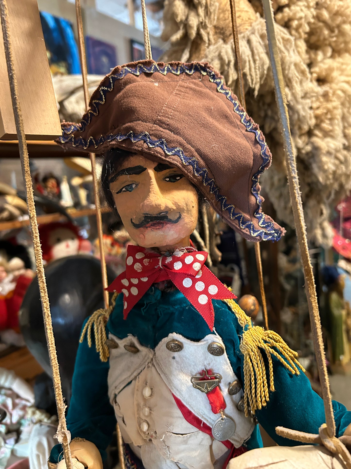 Marionnettes antiques "Guignol et le gendarme".