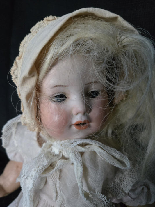 Poupée antique en robe de nuit