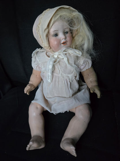 Poupée antique en robe de nuit