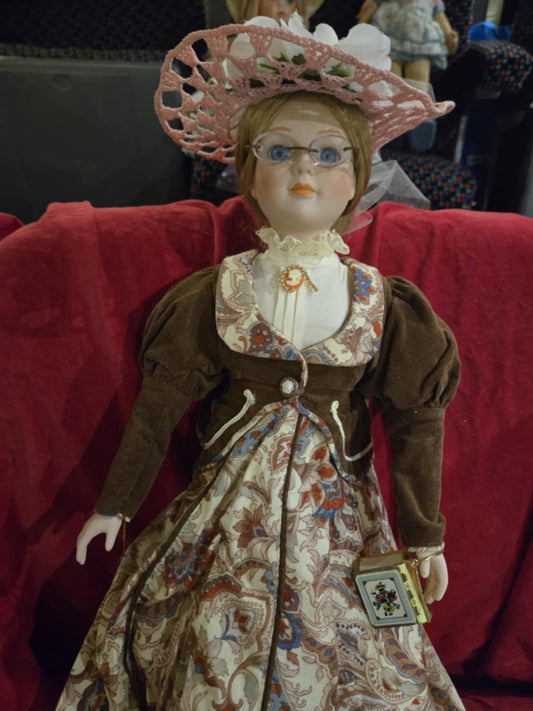 Poupée vintage en robe d'époque en porcelaine