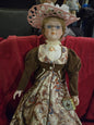 Poupée vintage en robe d'époque en porcelaine