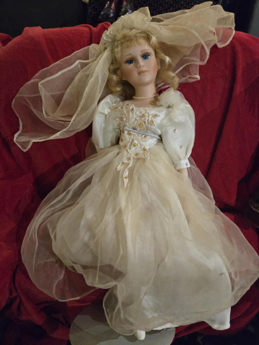 Poupée vintage en robe de mariée