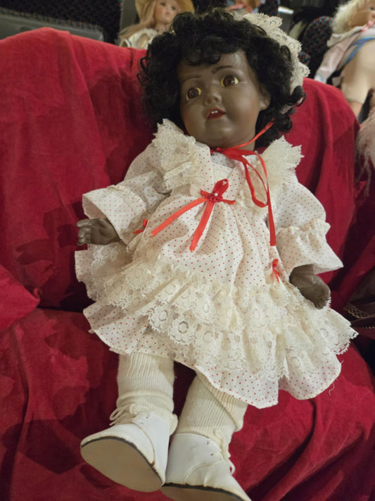 Poupée vintage en robe blanche