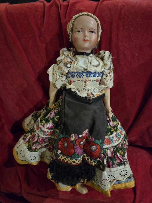 Poupée antique en vêtement traditionnels hongrois