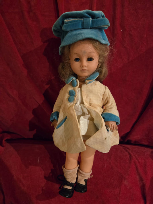 Poupée vintage au chapeau bleu