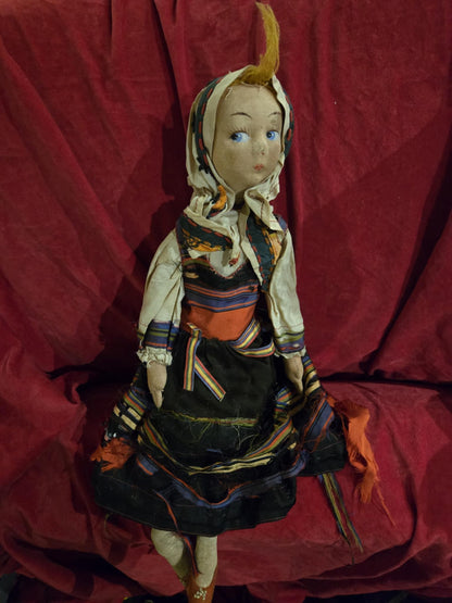 Petit poupée européenne antique en tenue folklorique