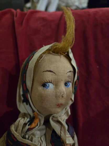 Petit poupée européenne antique en tenue folklorique