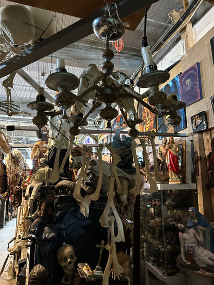 Lustre osseux créé par l'artiste Jordan St-Louis