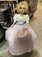 Poupée antique "Boudoir Bed Doll" sur chaise berçante