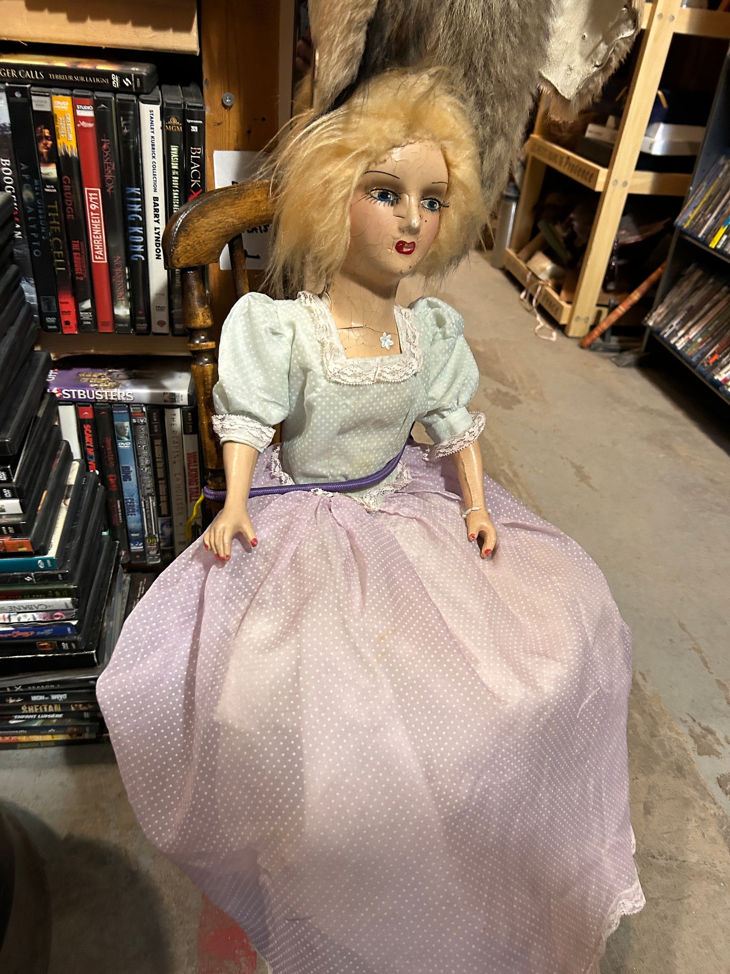 Poupée antique "Boudoir Bed Doll" sur chaise berçante